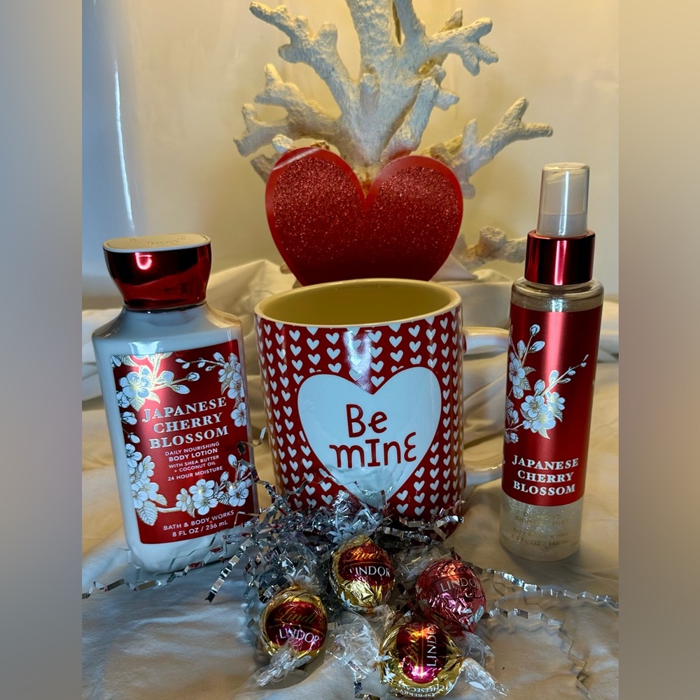 BATH & BODY WORKS JAPANESE CHERRY BLOSSOM CERAMIC MUG & CHOCOLATES GIFT SET